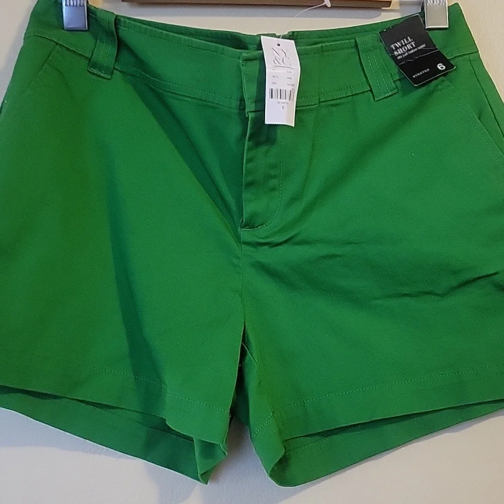 NEW YORK & COMPANY SHORTS - Picture 2 of 5